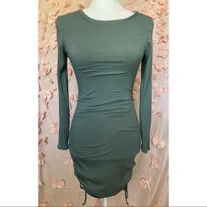 Green form fitting dress, size Sm